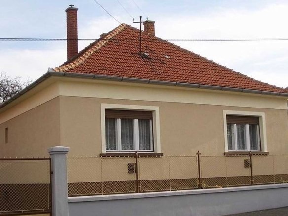 Eladó 5 szobás Kádár Kocka ház Szegeden - a ház utcafronti képe kerítéssel